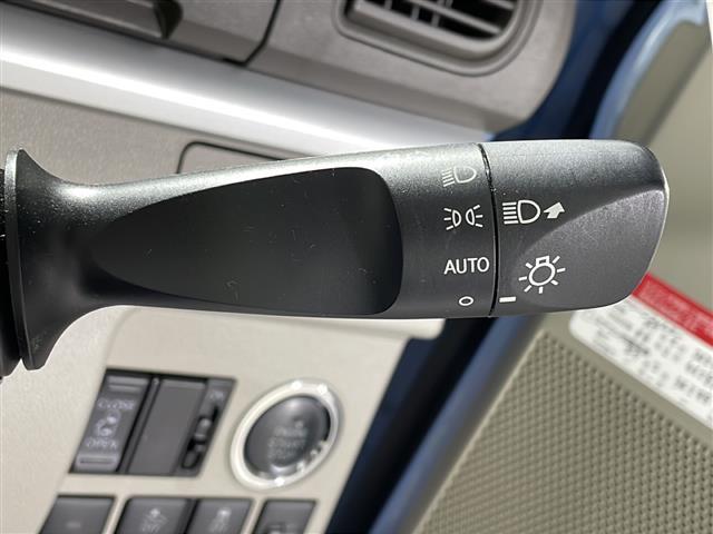 【オートライト（ＡＵＴＯ）】外の明るさをシステムが感知して、自動でヘッドライトが点灯します！ヘッドライトをつけ忘れを防ぐ便利機能です。