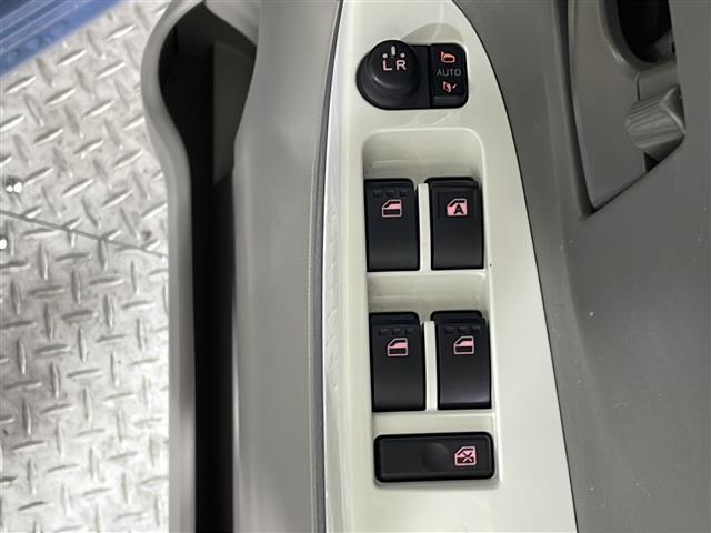 【パワーウインドウ】運転席のスイッチで、各席の窓ガラスの開閉ができます！あると便利ですよね！