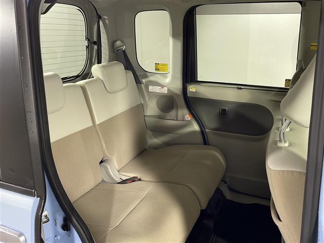 【後部座席】大人が座っても余裕のある広さです！！頭上や足元のスペースも広く取ってあります！