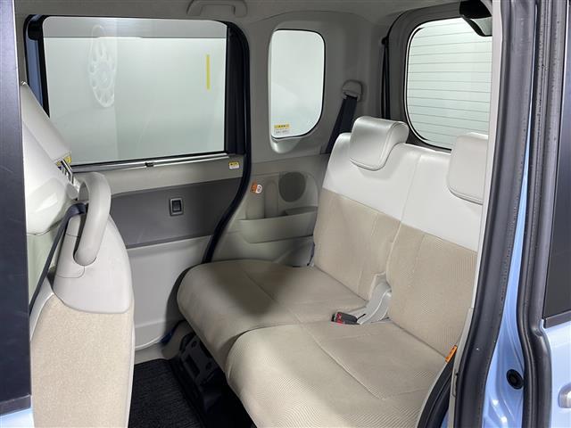 【後部座席】大人が座っても余裕のある広さです！！頭上や足元のスペースも広く取ってあります！