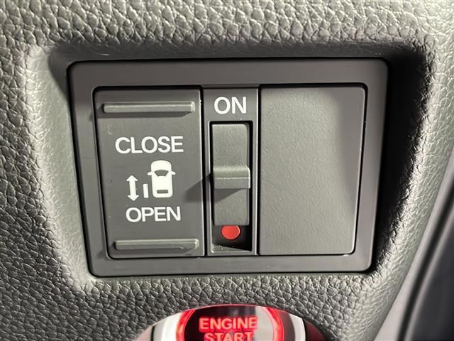 【パワースライドドア】小さなお子さまでも、助手席側のスライドドアはボタン一つで乗り降りラクラクです！両手に荷物を抱えている時でもボタンを押せば自動で開閉してくれます。
