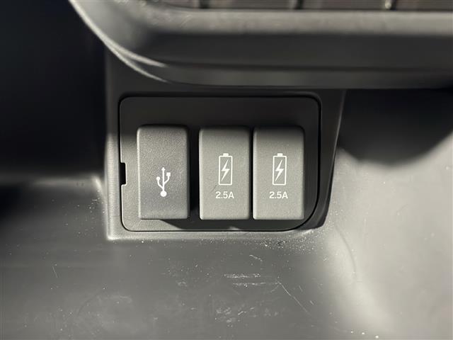 【アクセサリーソケット（電源ソケット）】電源からケーブルをつなげば、スマートフォンなどの電子機器の充電などを行うことができます！ゲーム機器や、カメラの充電にも便利ですね。