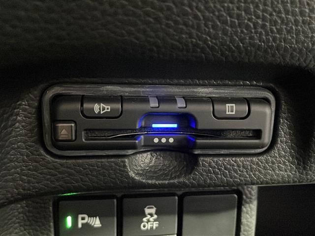 【ＥＴＣ】有料道路を利用する際に料金所で停止することなく通過できる、ＥＴＣ車載器（ノンストップ自動料金収受システム機器）が装備されています。セットアップを行うことで利用可能になります。