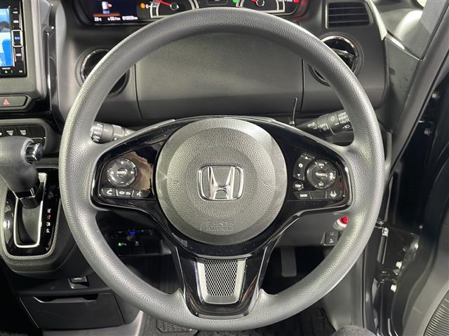 【ステアリング】軽い力で扱いやすいハンドルです。目立つ傷やスレなどなく綺麗な状態です！「プレミアム抗菌コートＧ」をいれていただくとさらに快適に！清潔なお車はお子様にも安心ですね！