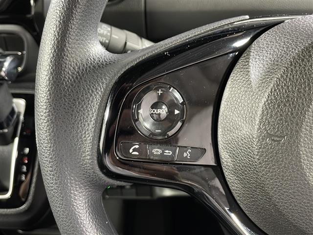 【ステアリングスイッチ】手元のボタンから、オーディオやナビなどの操作ができるので、よそ見をせずに安全に運転に集中できます！