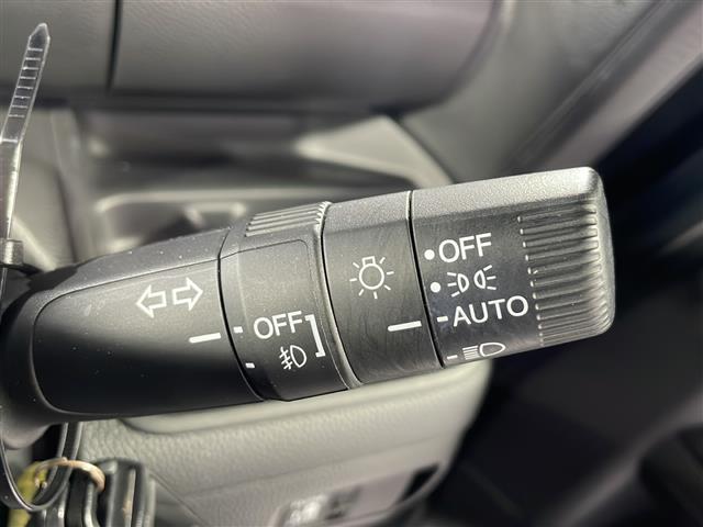 【オートライト（ＡＵＴＯ）】外の明るさをシステムが感知して、自動でヘッドライトが点灯します！ヘッドライトをつけ忘れを防ぐ便利機能です。