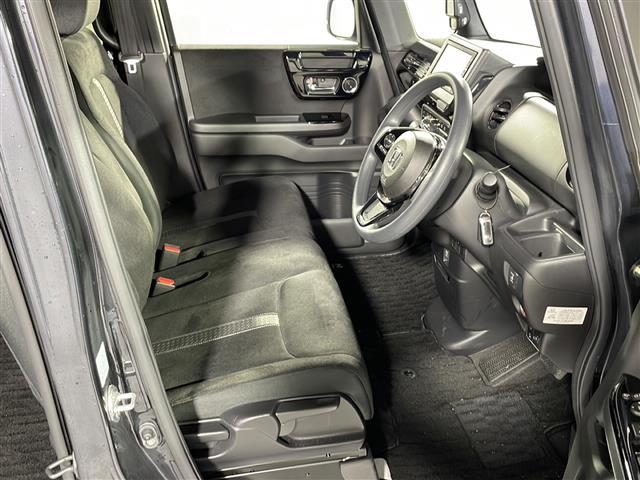 【運転席】座り心地が良いシートなので長時間の運転でも快適にお過ごしいただけます。新品のフロアマットのご注文も可能です。掲載箇所以外にご希望の写真がございましたらお気軽にお問い合わせ下さい。