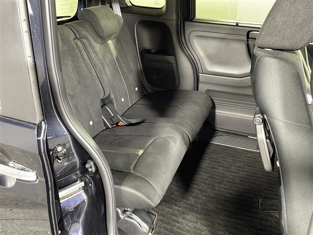 【後部座席】大人が座っても余裕のある広さです！！頭上や足元のスペースも広く取ってあります！