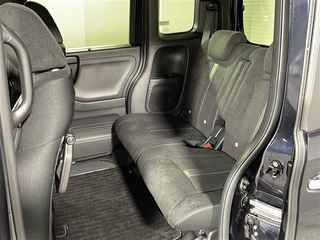 【後部座席】大人が座っても余裕のある広さです！！頭上や足元のスペースも広く取ってあります！