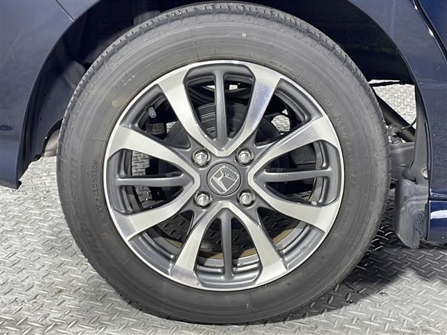 【純正アルミホイール】純正の専用アルミホイールが足元を飾ります！ＩＤＯＭでは、社外アルミホイールや、スタッドレスタイヤも取扱いしております。ぜひご相談ください。