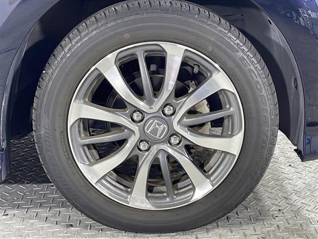 【純正アルミホイール】純正の専用アルミホイールが足元を飾ります！ＩＤＯＭでは、社外アルミホイールや、スタッドレスタイヤも取扱いしております。ぜひご相談ください。