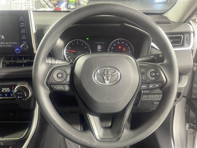 【ステアリング】軽い力で扱いやすいハンドルです。目立つ傷やスレなどなく綺麗な状態です！除菌プランいれていただくとさらに快適に！清潔なお車はお子様にも安心ですね！