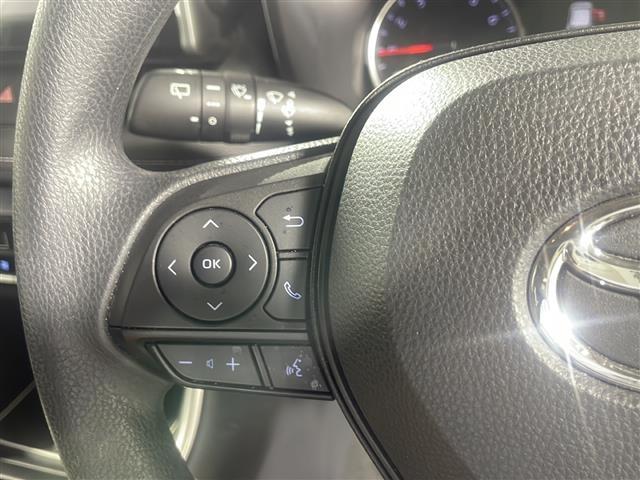 【ステアリングスイッチ】手元のボタンから、オーディオやナビなどの操作ができるので、よそ見をせずに安全に運転に集中できます！