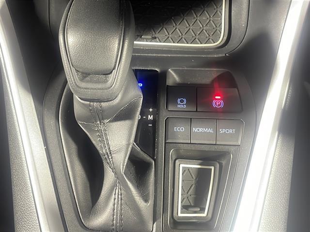 【シフトレバー】シフトの操作がしやすく快適なドライブを楽しんでいただけます！