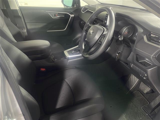 【運転席】座り心地が良いシートなので長時間の運転でも快適にお過ごしいただけます。新品のフロアマットのご注文も可能です。掲載箇所以外にご希望の写真がございましたらお気軽にお問い合わせ下さい。