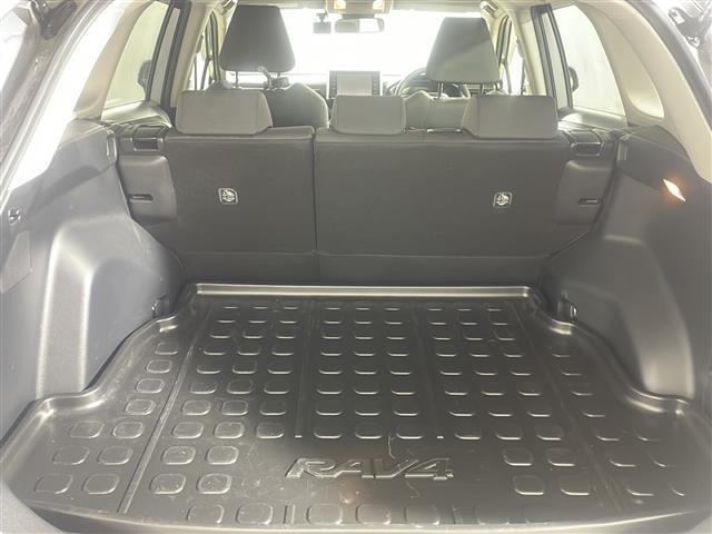 【ラゲッジスペース】リアシートを倒せばこの大容量！！ダンボールなどの大きい荷物も釣り具などの長尺物まで様々載せられそうです！！