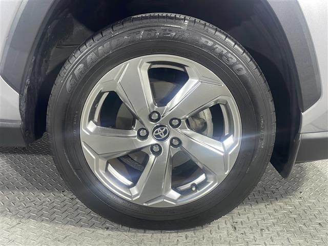 【純正アルミホイール】純正の専用アルミホイールが足元を飾ります！ＩＤＯＭでは、社外アルミホイールや、スタッドレスタイヤも取扱いしております。ぜひご相談ください。