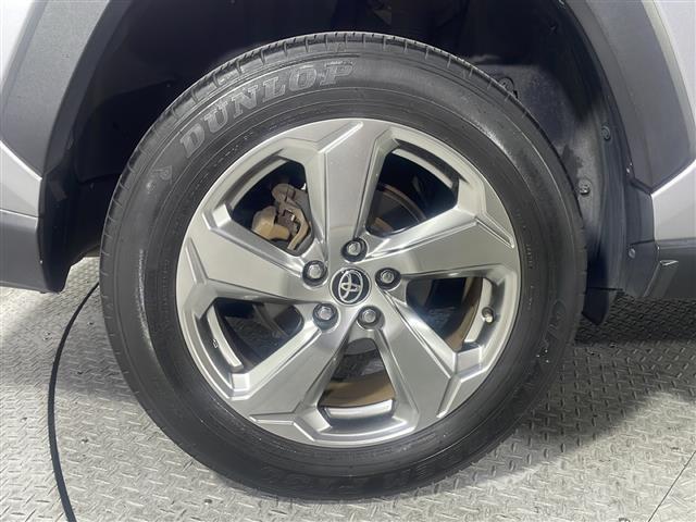 【純正アルミホイール】純正の専用アルミホイールが足元を飾ります！ＩＤＯＭでは、社外アルミホイールや、スタッドレスタイヤも取扱いしております。ぜひご相談ください。