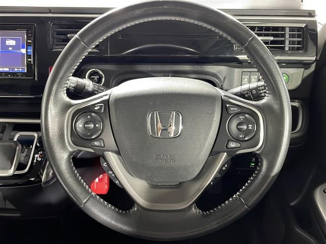 【ステアリング】軽い力で扱いやすいハンドルです。目立つ傷やスレなどなく綺麗な状態です！「プレミアム抗菌コートＧ」をいれていただくとさらに快適に！清潔なお車はお子様にも安心ですね！