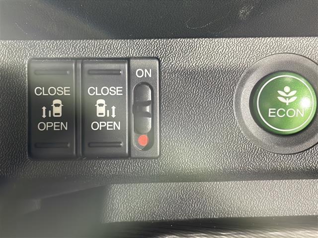 【両側パワースライドドア】小さなお子さまでもボタン一つで乗り降りラクラクです！両手に荷物を抱えている状態でもボタンを押せば自動で開閉するので、お買い物やお出かけの際にはとっても重宝します！