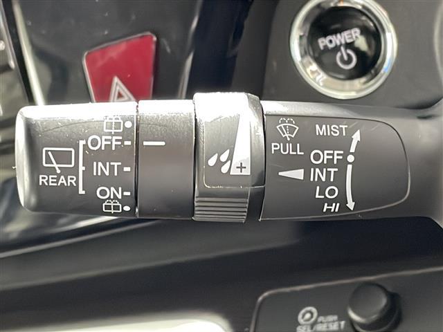 【オートワイパー（ＡＵＴＯ）】雨が降り出した時に、雨滴検出用センサー（レインセンサー）が雨滴を感知すると、自動でワイパーが動作します。