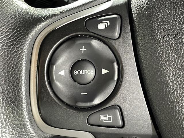 【ステアリングリモコン】手元のボタンから、オーディオやナビなどの操作ができるので、よそ見をせずに安全に運転に集中できます！