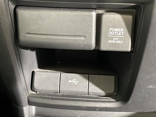 【アクセサリーソケット（電源ソケット）】電源からケーブルをつなげば、スマートフォンなどの電子機器の充電などを行うことができます！ゲーム機器や、カメラの充電にも便利ですね。