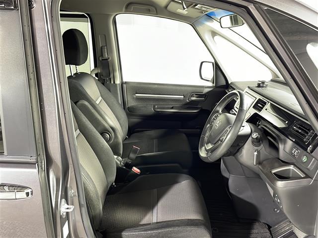 【運転席】座り心地が良いシートなので長時間の運転でも快適にお過ごしいただけます。新品のフロアマットのご注文も可能です。掲載箇所以外にご希望の写真がございましたらお気軽にお問い合わせ下さい。