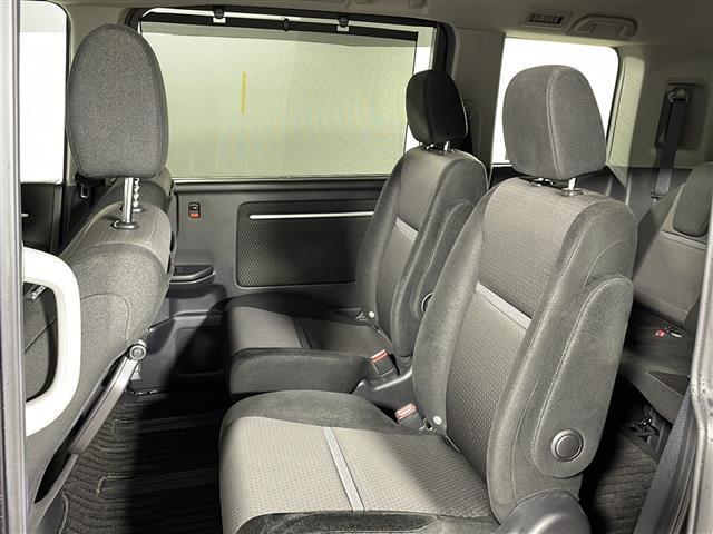 【後部座席】大人が座っても余裕のある広さです！！頭上や足元のスペースも広く取ってあります！