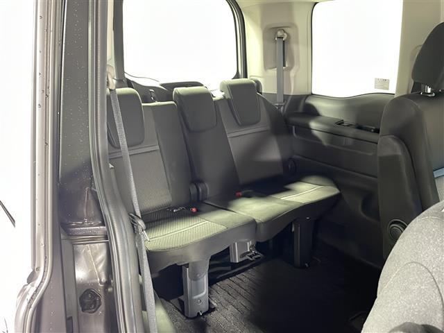 【サードシート】３列目もゆとりがあり居心地よくお過ごしいただけます。掲載箇所以外にご希望の写真がございましたらお気軽にお問い合わせ下さい。フロアマットは汚れが気になる場合は新品のご注文も承ります。