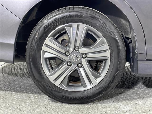 【純正アルミホイール】純正の専用アルミホイールが足元を飾ります！ＩＤＯＭでは、社外アルミホイールや、スタッドレスタイヤも取扱いしております。ぜひご相談ください。