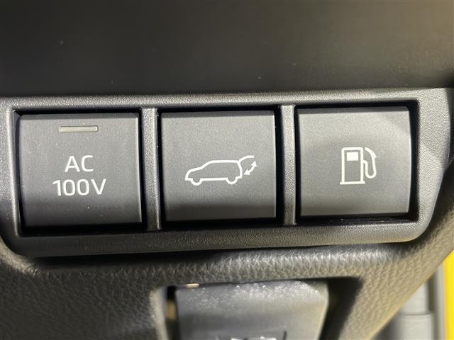 【電動リアゲート】荷物を抱えた状態でもリアゲートの開閉が可能です！お買い物時やアウトドアの際に役立ちますね。