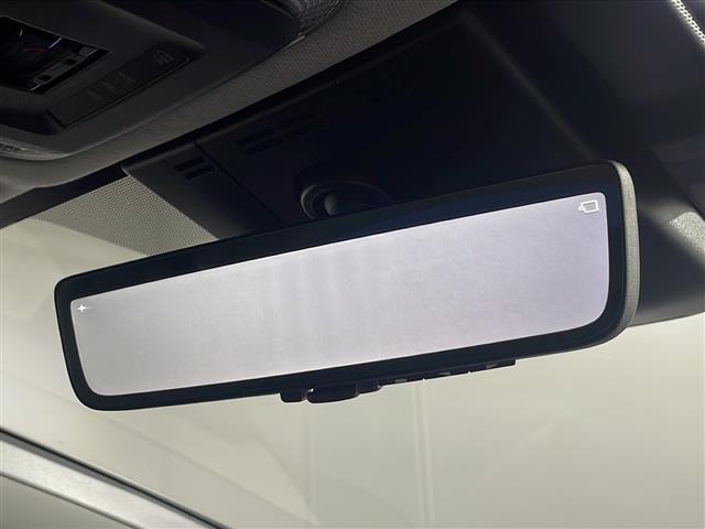 【デジタルルームミラー】車両後方カメラの映像をルームミラーに映すことが出来ます。　そのため、後席に人や荷物があって後方が見えづらい場合でもしっかり視界を確保することが出来ます。