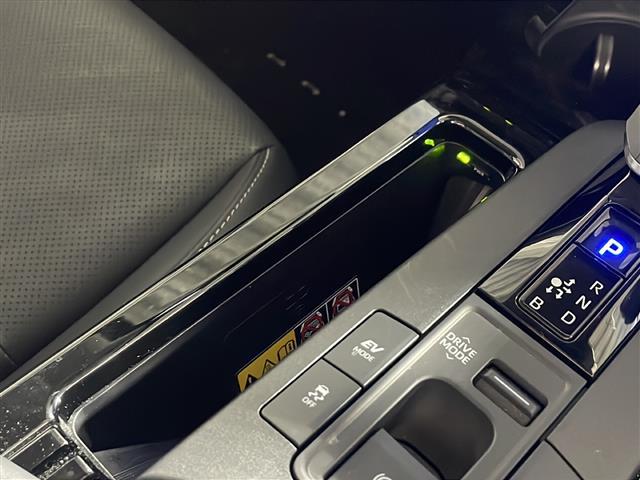 【ワイヤレス充電器（Ｑｉ）】走行中にスマートフォンをワイヤレスで充電できます！