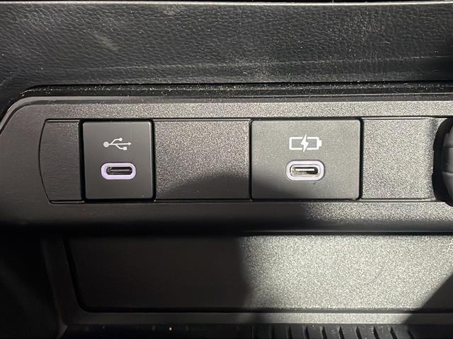 【アクセサリーソケット（電源ソケット）】電源からケーブルをつなげば、スマートフォンなどの電子機器の充電などを行うことができます！ゲーム機器や、カメラの充電にも便利ですね。