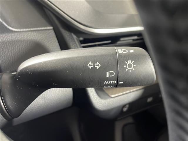 【オートライト（ＡＵＴＯ）】外の明るさをシステムが感知して、自動でヘッドライトが点灯します！ヘッドライトをつけ忘れを防ぐ便利機能です。