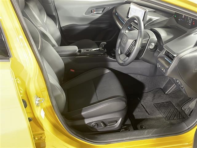 【運転席】座り心地が良いシートなので長時間の運転でも快適にお過ごしいただけます。新品のフロアマットのご注文も可能です。掲載箇所以外にご希望の写真がございましたらお気軽にお問い合わせ下さい。