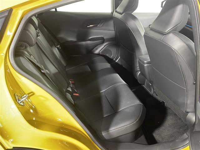 【後部座席】大人が座っても余裕のある広さです！！頭上や足元のスペースも広く取ってあります！