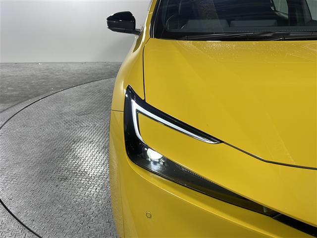 【ＬＥＤヘッドライト】消費する電力が少なく耐久年数が長いのが特徴のヘッドライトです。さらに長持ちさせたい方は、ヘッドライト・フロントガラスなどのコーティングもご用意しています。