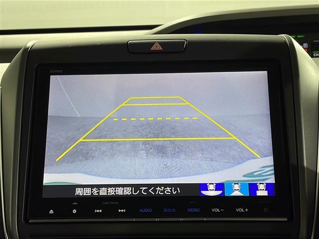 【バックモニター】後ろのカメラの映像をモニターに映し出すことができます！後方の見えない死角や、障害物との距離感をしっかり確認することができます！駐車が苦手な方におすすめです。