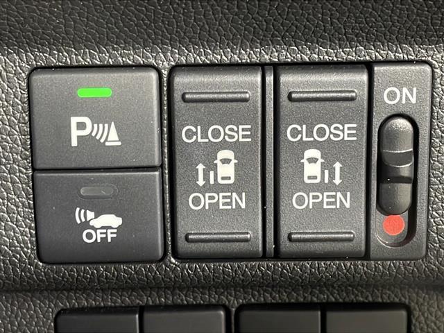 【両側パワースライドドア】小さなお子さまでもボタン一つで乗り降りラクラクです！両手に荷物を抱えている状態でもボタンを押せば自動で開閉するので、お買い物やお出かけの際にはとっても重宝します！