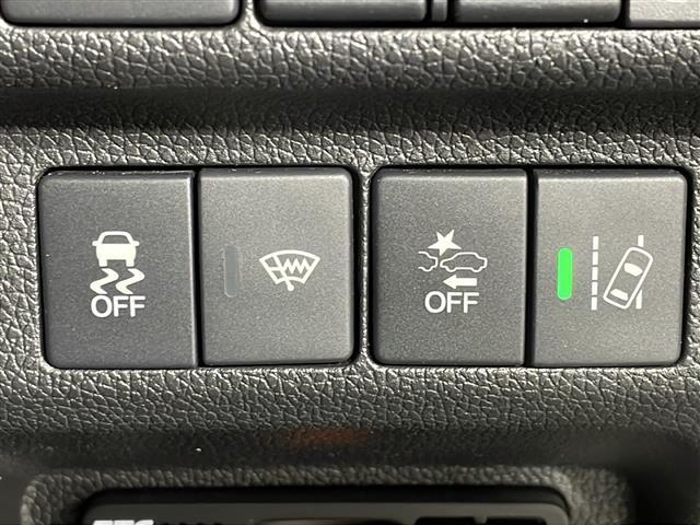 【　横滑り防止装置　】急なハンドル操作時や滑りやすい路面を走行中に車両の横滑りを感知すると、自動的に車両の進行方向を保つように車両を制御します。