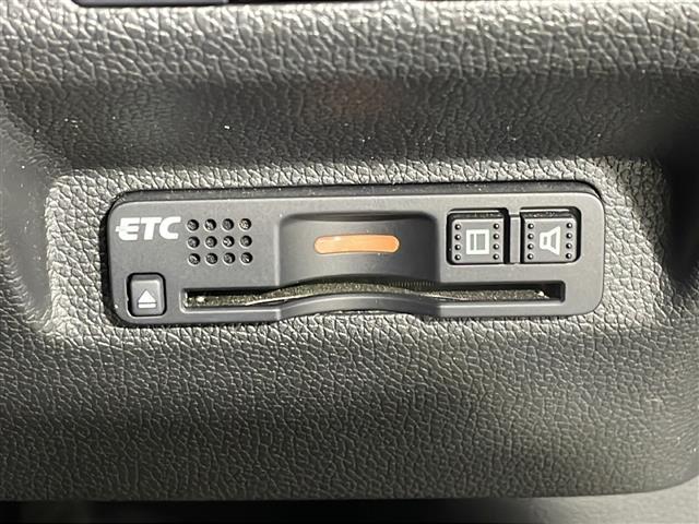 【ＥＴＣ】有料道路を利用する際に料金所で停止することなく通過できる、ＥＴＣ車載器（ノンストップ自動料金収受システム機器）が装備されています。セットアップを行うことで利用可能になります。