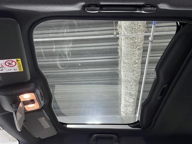 【ガラスルーフ】天井に外の景色が広がり、開放的な車内を感じることができます！曇りや雨の日でも外の明るさを取り入れたり、雨音をアクセントに変えたり、いつもの運転がぐっと楽しくなるはずです！