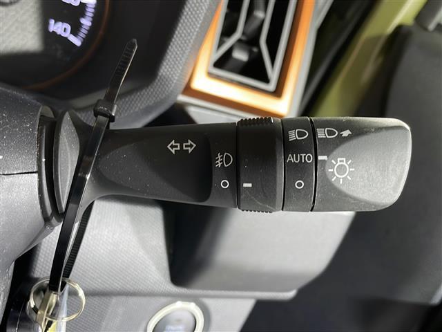 【オートライト（ＡＵＴＯ）】外の明るさをシステムが感知して、自動でヘッドライトが点灯します！ヘッドライトをつけ忘れを防ぐ便利機能です。