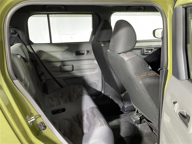 【後部座席】大人が座っても余裕のある広さです！！頭上や足元のスペースも広く取ってあります！