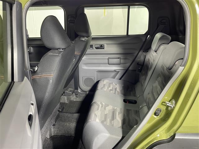 【後部座席】大人が座っても余裕のある広さです！！頭上や足元のスペースも広く取ってあります！