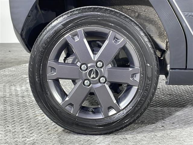 【純正アルミホイール】純正の専用アルミホイールが足元を飾ります！ＩＤＯＭでは、社外アルミホイールや、スタッドレスタイヤも取扱いしております。ぜひご相談ください。