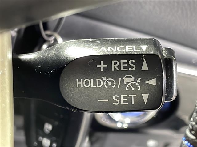 【　クルーズコントロール　】高速道路で便利なクルーズコントロールも装着済み。アクセルを離しても一定速度で走行ができる装備です。加速減速もスイッチ操作でＯＫです。