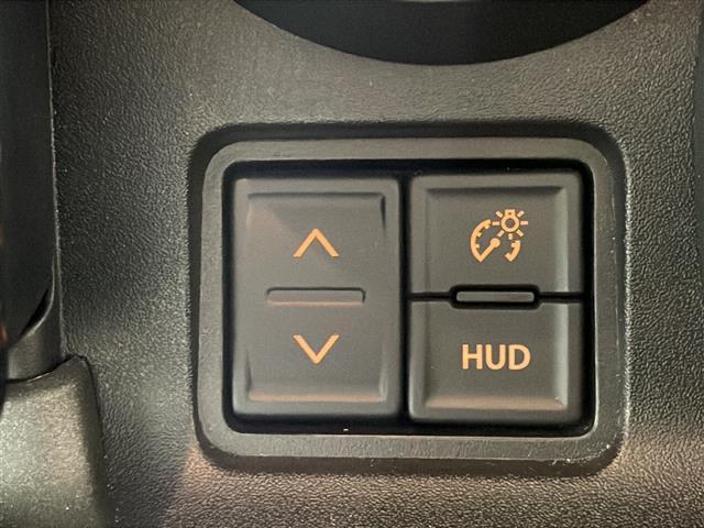 【ヘッドアップディスプレイ（ＨＵＤ）】フロントウインドウガラスに走行情報を投影します。運転中の目線と重なるように表示されるので、少ない視線移動で速度が確認できるので、　ドライビングに集中できます！